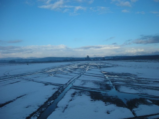 Pista de vuelo cubierta de nieve